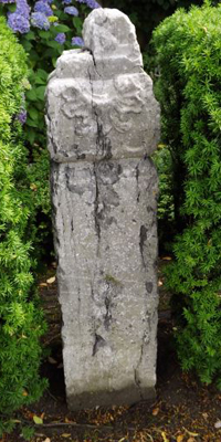 Robuust monument grenspaal/tolpaal vooraanzicht