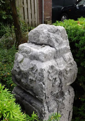 Robuust monument grenspaal/tolpaal zijaanzicht 