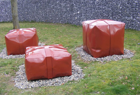 Kunstwerk Hans van Engeland in de vorm van drie opgebolde kubussen