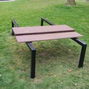 Kunstwerk Tafel II in vorm van een abstracte tafel met zwarte kleur en hout