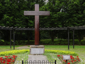 Monument Kruispark met heilig kruis vooraanzicht
