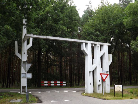 Toegangspoort Joe Mann theater in abstracte boom vormen in het wit