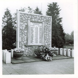 Bata gedenksteen. Een hoge gedenksteen met twee grote bloempotten.