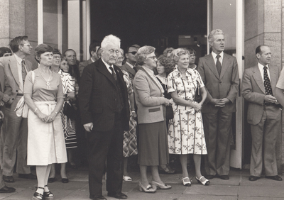 Zwart-wit foto van toeschouwers bij het carillon
