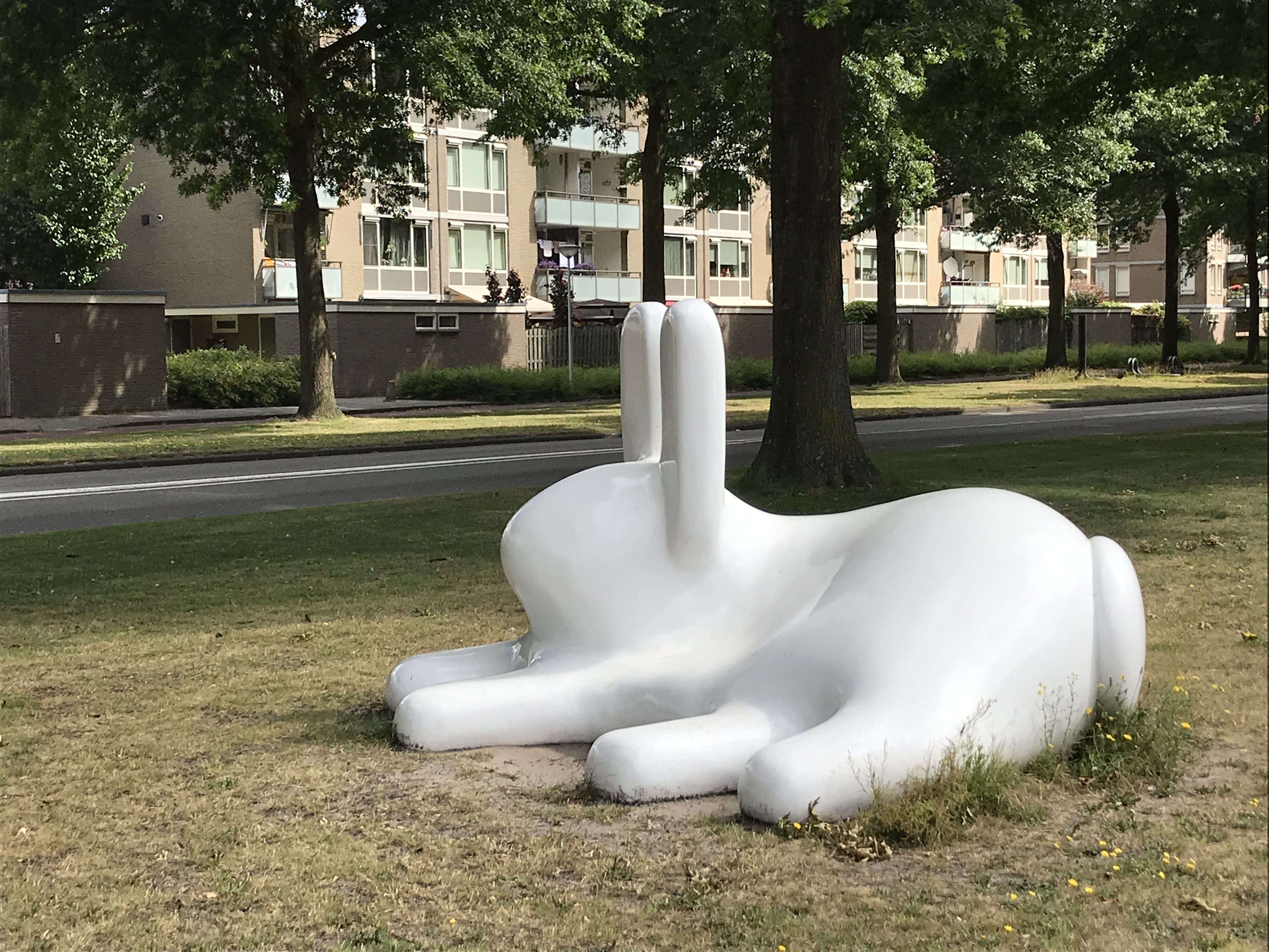 Kunstwerk Het Konijn in het wit liggend op de grond zijaanzicht