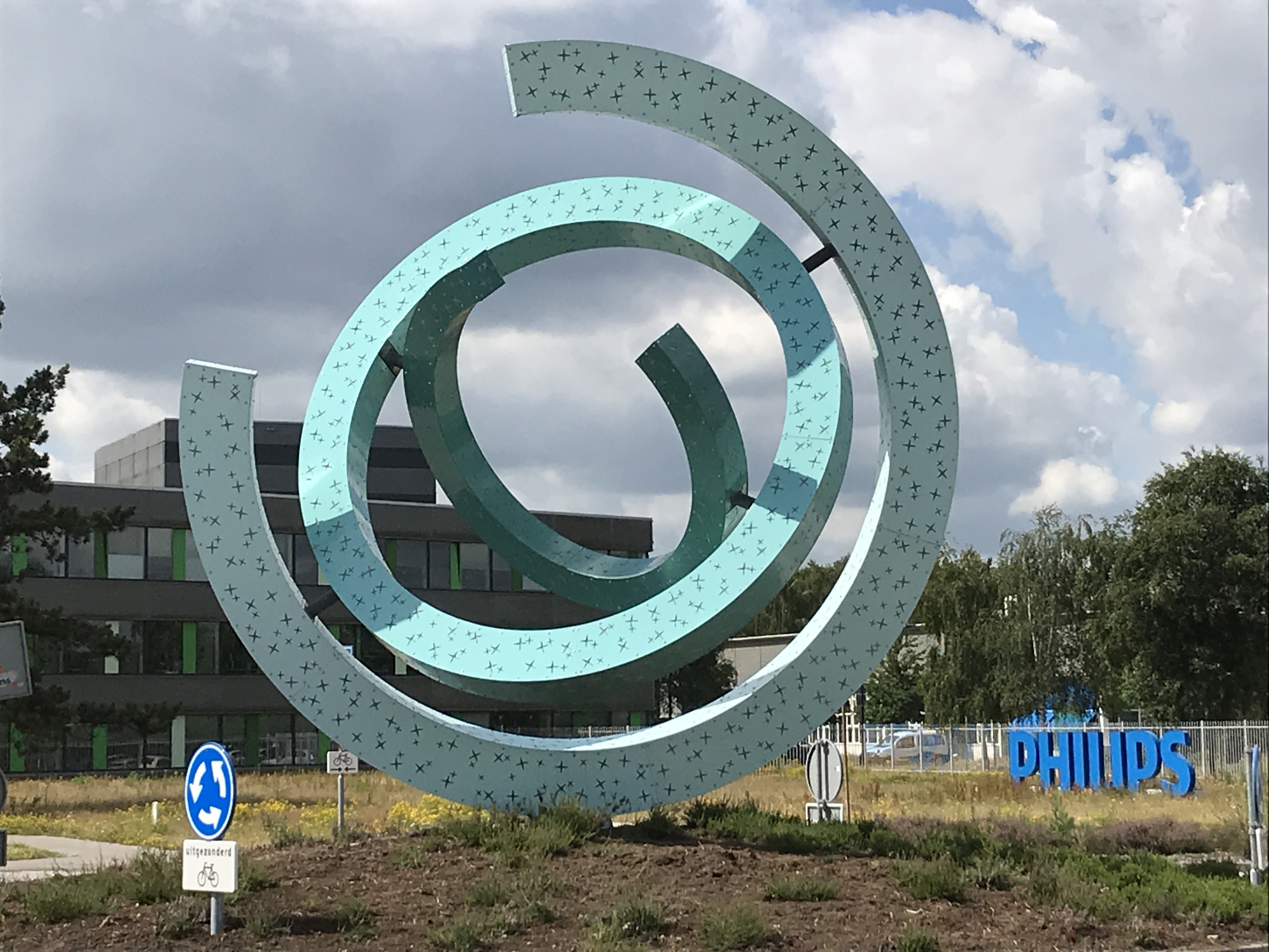 Sculptuur continuüm abstract kunstwerk in lichtblauwe kleur met meerdere cirkelvormen