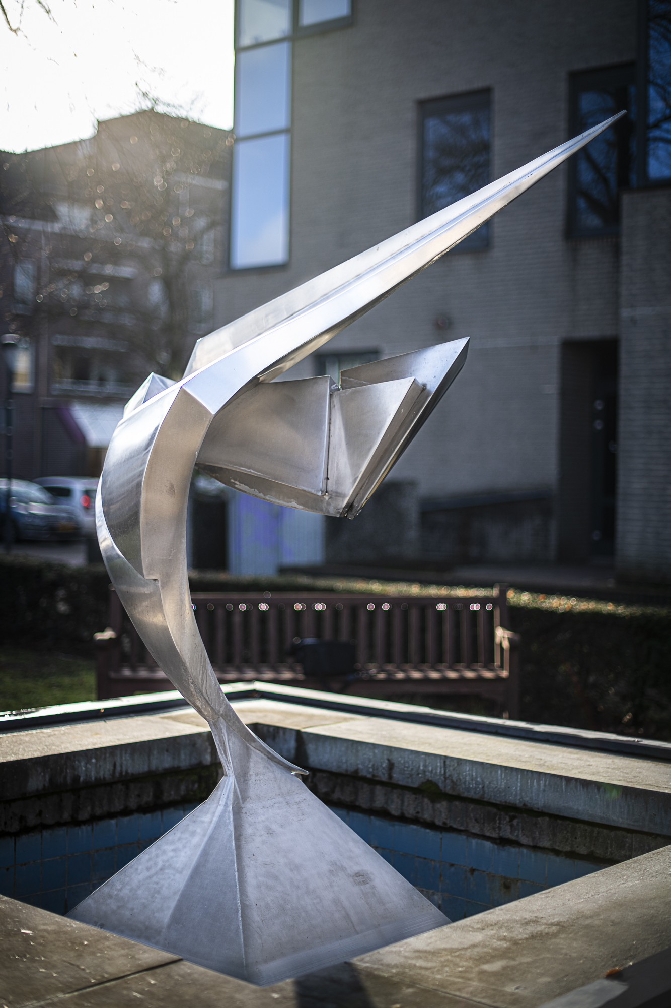 Een abstract kunstwerk kunstwerk van baksteen, natuursteen en roestvrijstaal