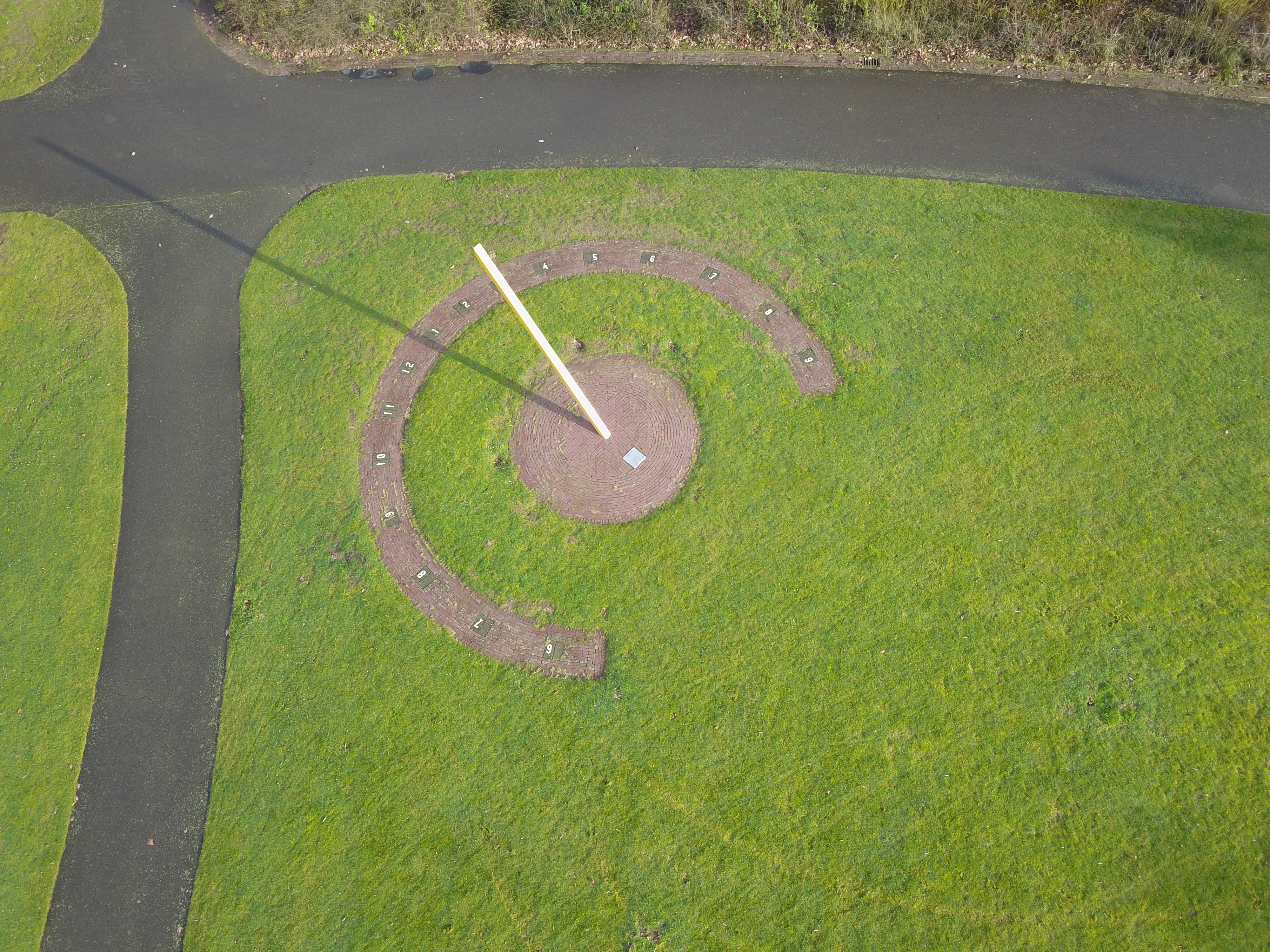 Kunstwerk zonnewijzer luchtfoto