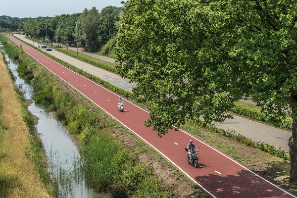 Scooterrijders op de slowlane