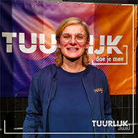 Goedele Wellens voor een spandoek met de tekst Tuurlijk doe je mee