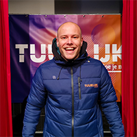 Ronald van Gerwen voor een spandoek met de tekst Tuurlijk doe je mee