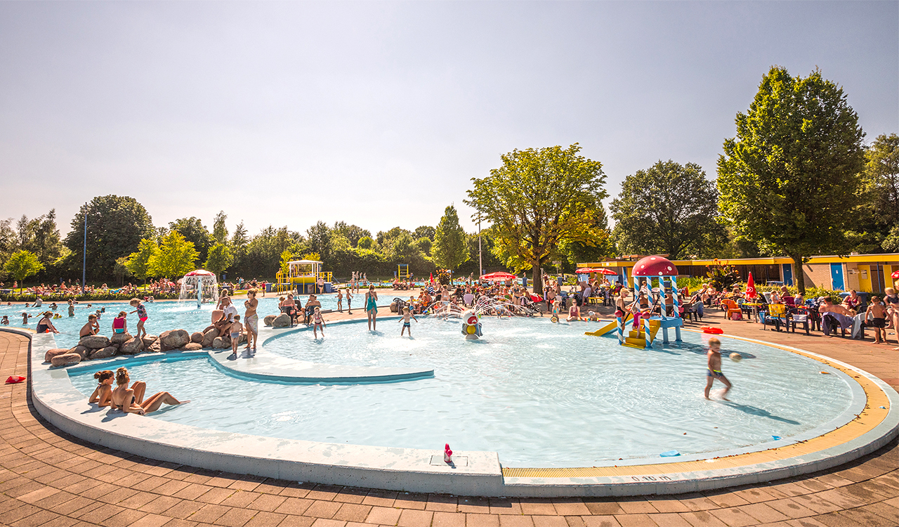 Zwembad de Dolfijn op een drukke zomerdag.