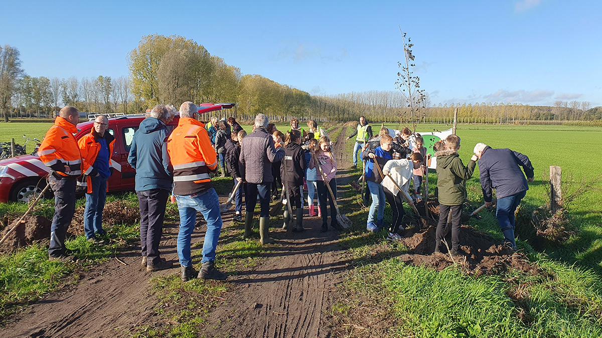 Kinderen planten samen met wethouder Dijkhof in totaal 90 populieren.