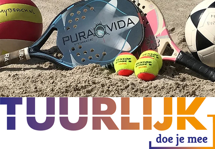 Foto van een strand met beachsport spullen in het zand met daaronder het logo van Tuurlijk.