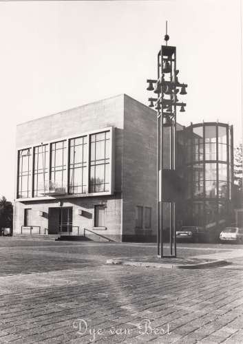 Zwart-wit foto van het Carillon voor het oude raadhuis in Best.