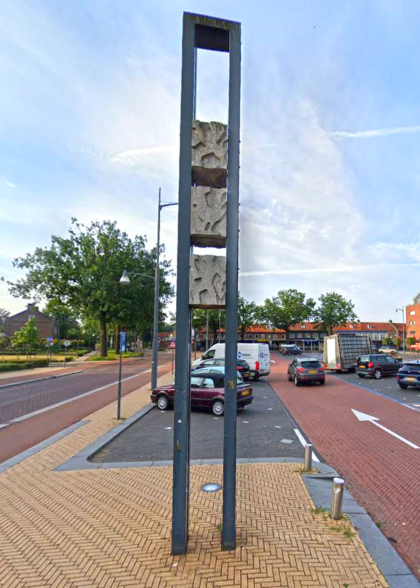 Kunstwerk in een lange staande vorm met tussenliggende vormen uitgezoomd