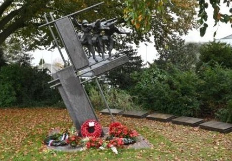 grijs kunstbeeld met soldaten