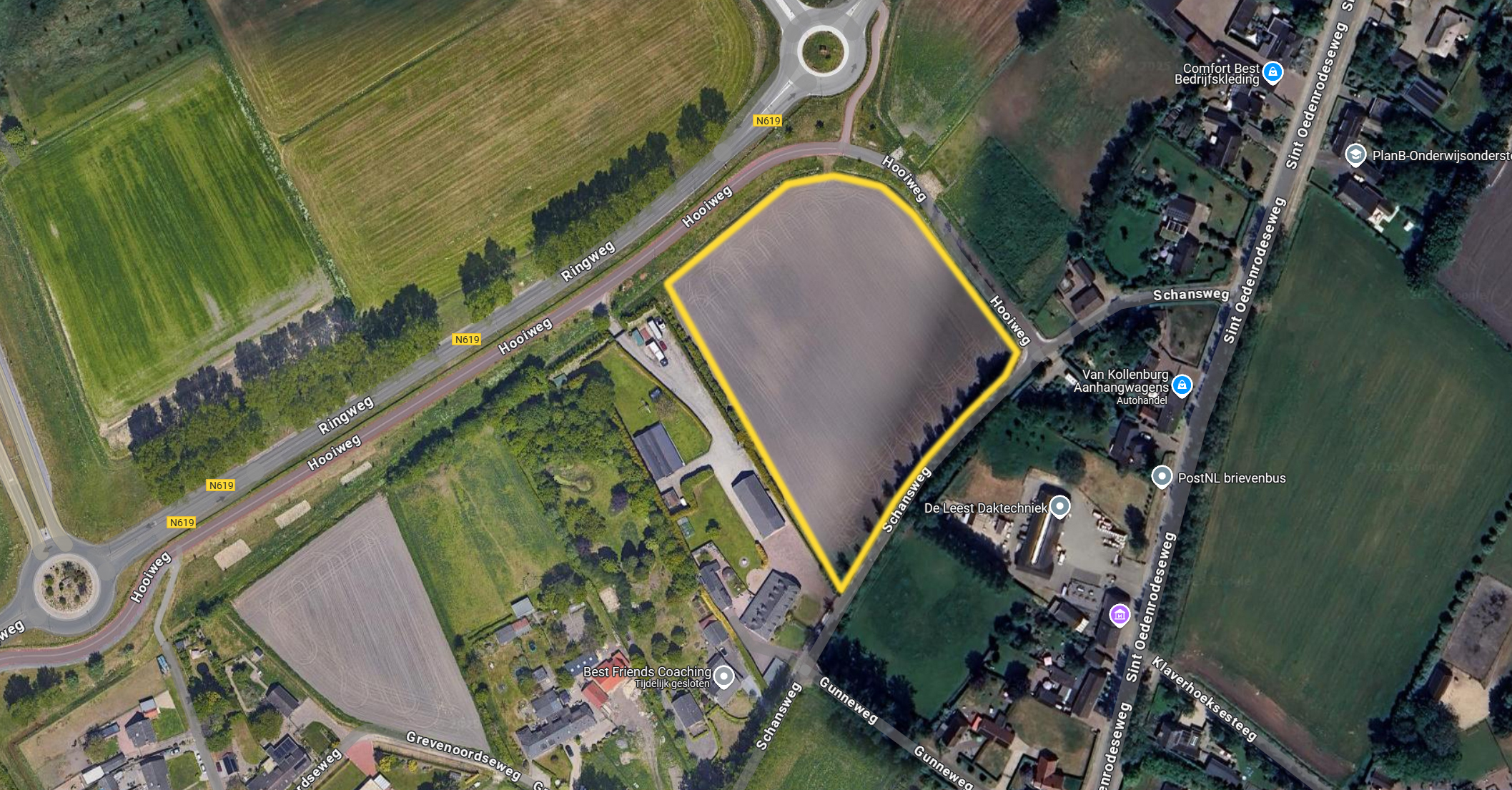 Luchtfoto met daarop geel omlijnd de bouwlocatie aan de Hooiweg.