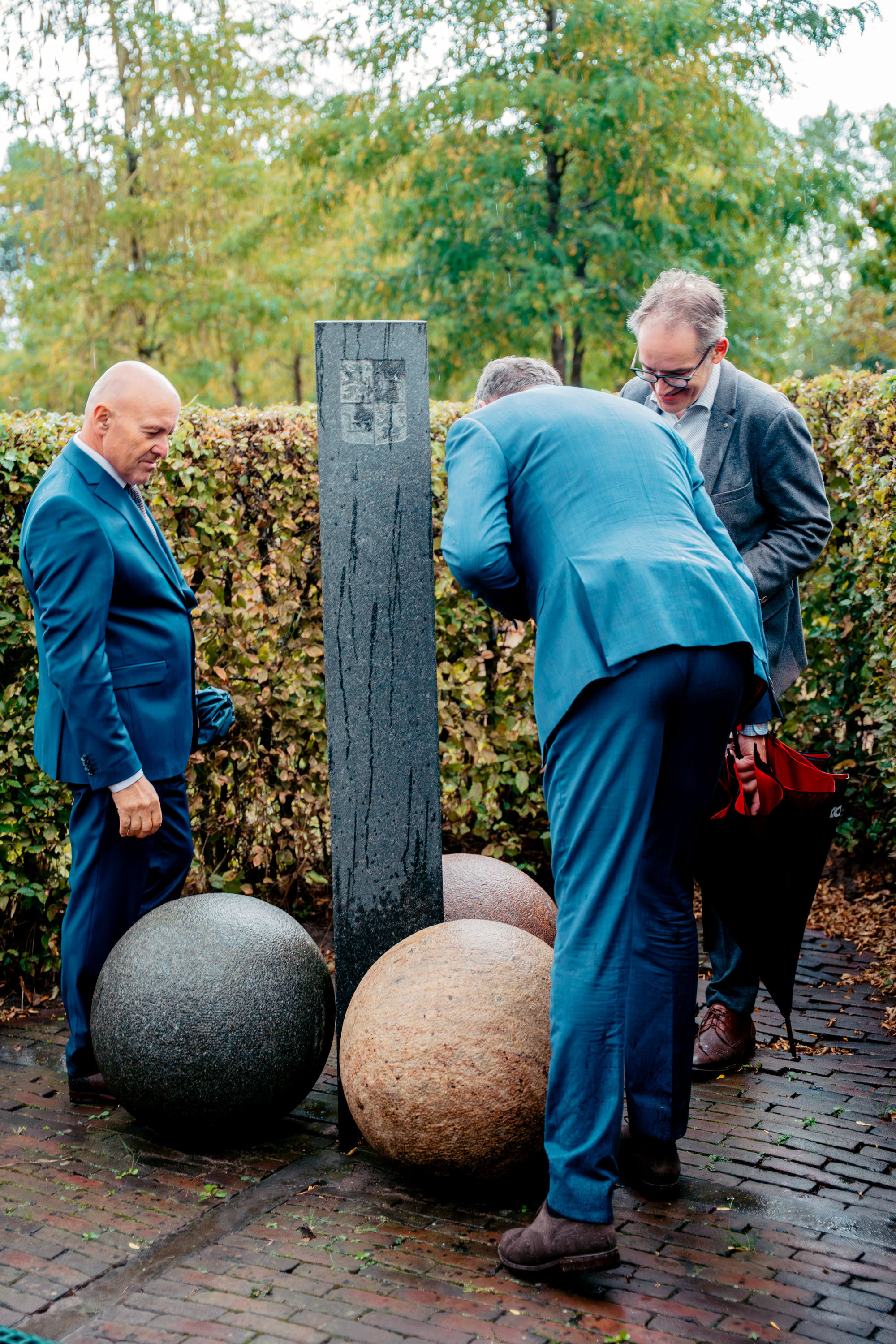 Wethouder Stan van der Heijden (Best), burgemeester Kees van Rooij (Meierijstad) en burgemeester Ronald van Meygaarden (Boxtel) staan samen bij Paal de Driesteen.