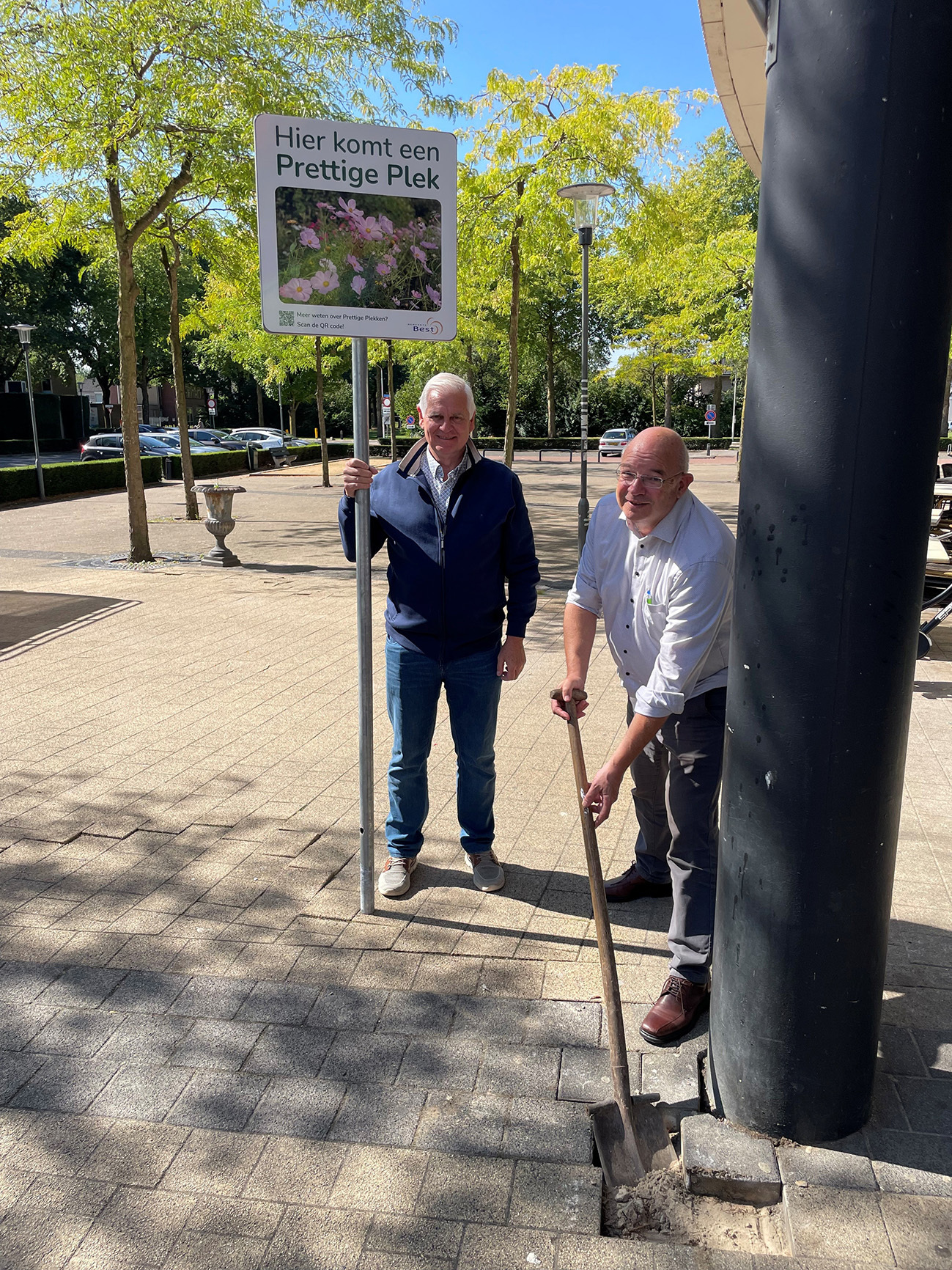 Wethouders Dijkhoff en Slijper geven het startsein voor de prettige plek bij WC Heivelden.