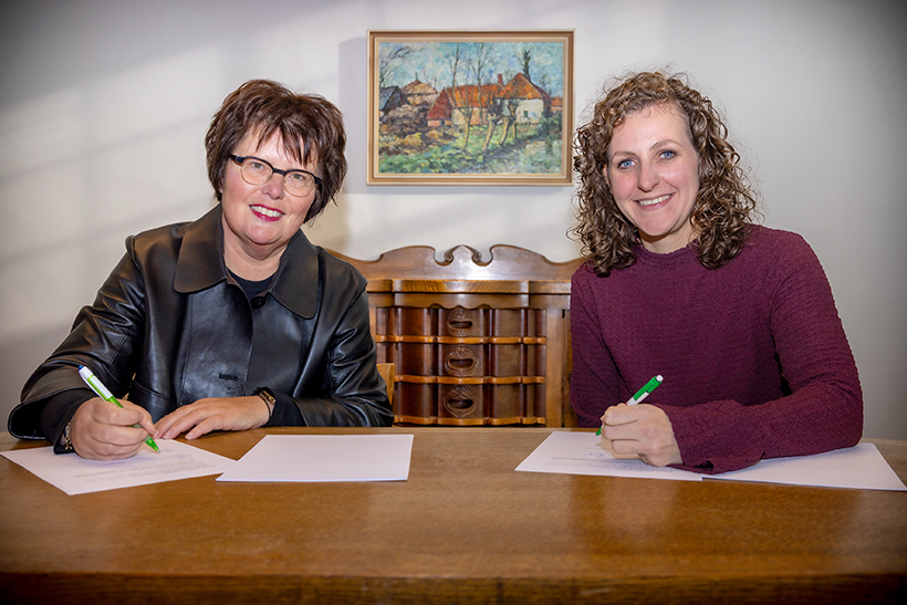Wethouders Véronique Zeeman van gemeente Best en Claud Leermakers van gemeente Oirschot ondertekenen een samenwerkingsovereenkomst.