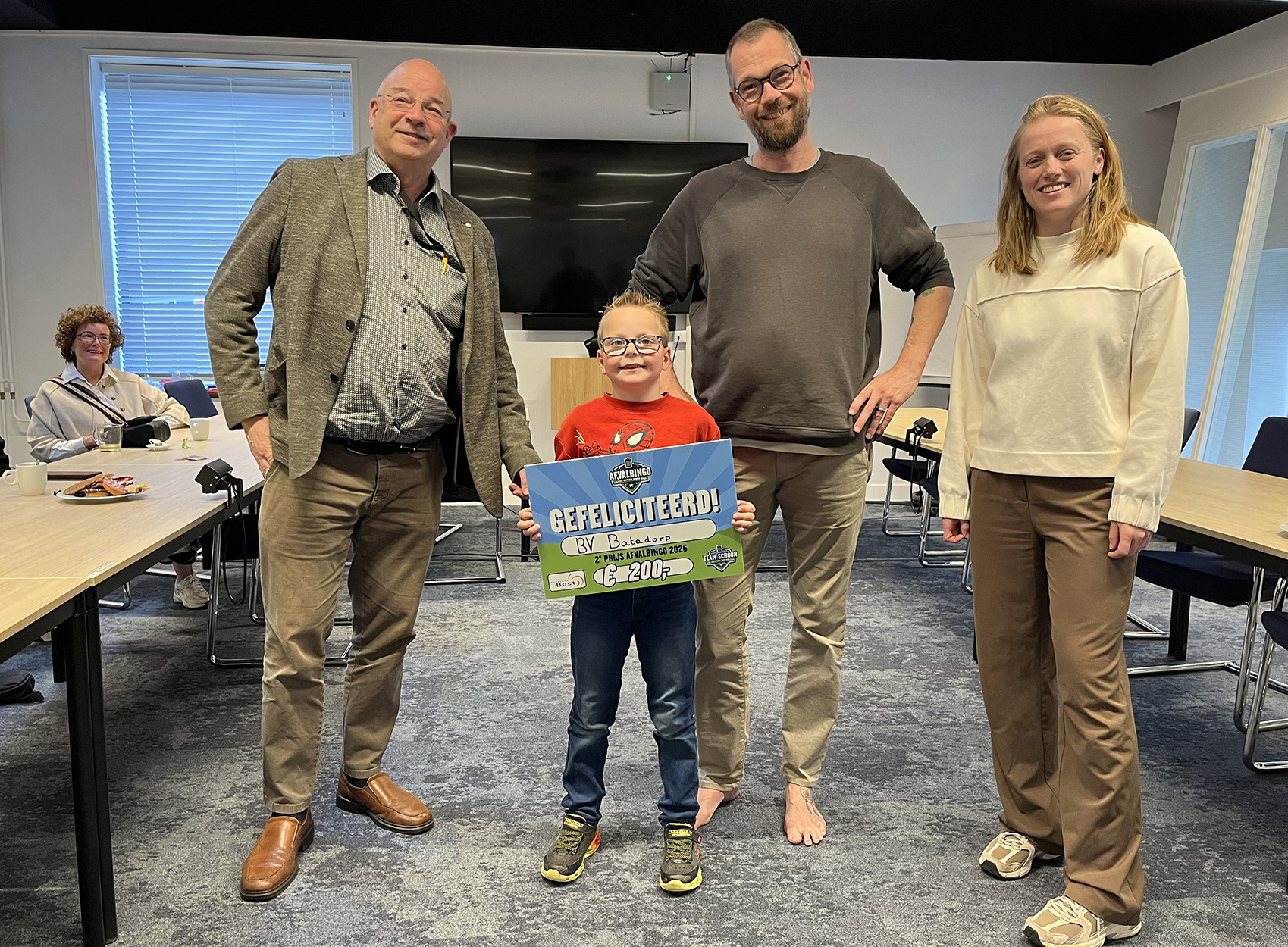 Winnaars Afvalbingo laten hun prijs zien.
