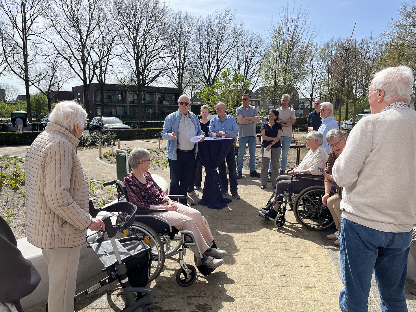 Inwoners luisteren naar de officiële opening door wethouder Dijkhoff.